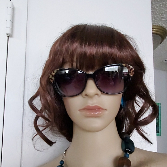 (NWT) Authentic "Guess" Sunglasses - Picture 3 of 9